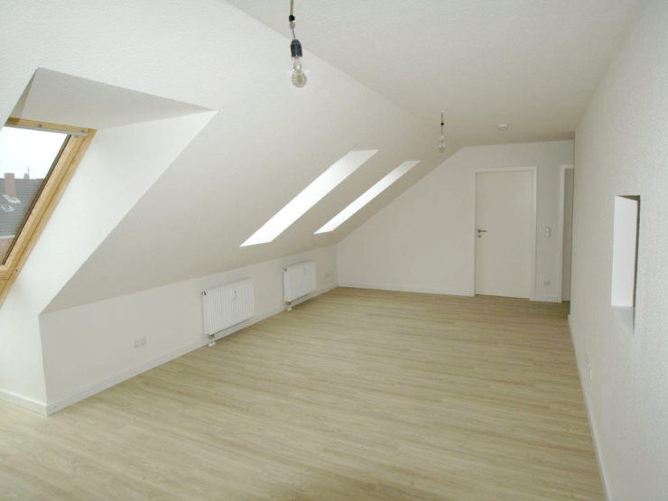 Uni- bzw. TH-Nähe: Helle 3-Zimmer Dachgeschoss-Wohnung mit EBK, Duschbad in der Elswigstraße, frei ab 1.1.2023